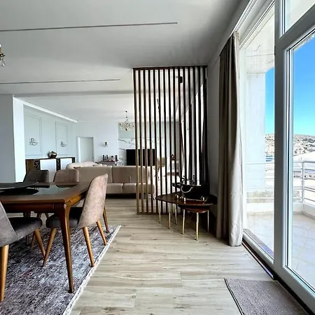 Seafront Oasis Luxury Apartment, With Sae View Apartament *
