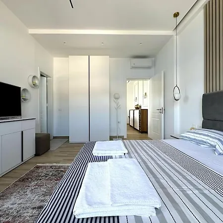 Seafront Oasis Luxury Apartment, With Sae View Sarandë