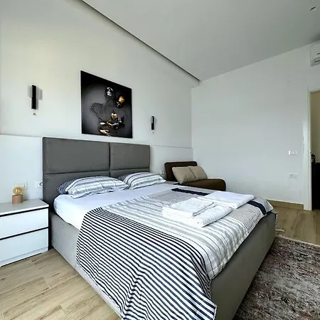 Seafront Oasis Luxury Apartment, With Sae View