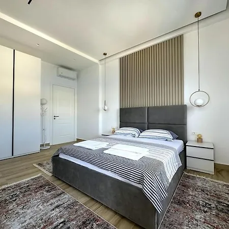 Seafront Oasis Luxury Apartment, With Sae View