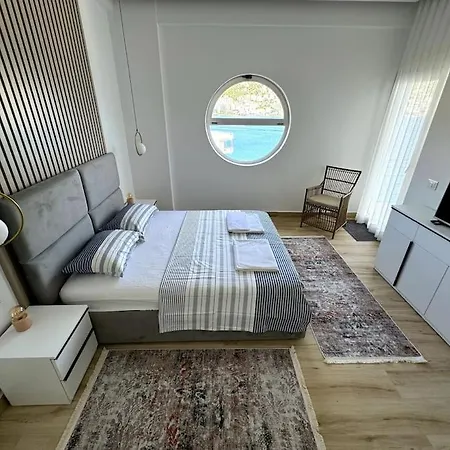 Seafront Oasis Luxury Apartment, With Sae View