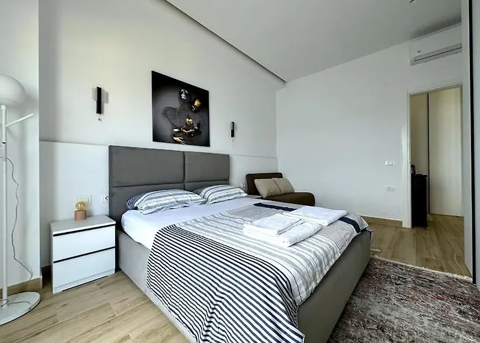 Seafront Oasis Luxury Apartment, With Sae View