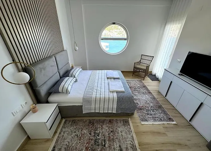 Seafront Oasis Luxury Apartment, With Sae View